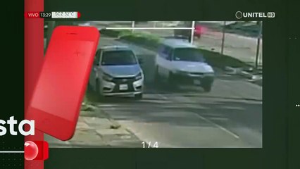 Minibús provoca accidente en el segundo anillo tras impactar a auto estacionado