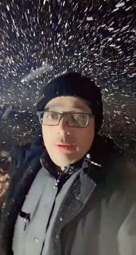 اللحظات الأولى لتساقط الثلوج على مرتفعات جبل اللوز بتبوك