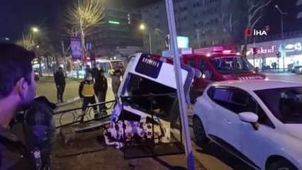 Download Video: Otomobille çarpışan hafif ticari araç refüje çarparak yan yattı