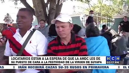 Comerciantes a la espera que la AMDC les asigne un puesto de ventas en las afueras de la Basílica de Suyapa