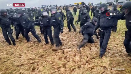 Protestolarda Alman polisine “çamur” engeli