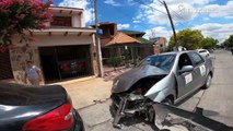 Dos vehículos quedaron destrozados tras chocar en Urquiza y Chacabuco