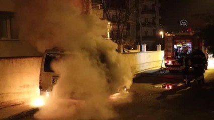 Kundaklanan otomobil kullanılamaz hale geldi