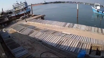 เรือบรรทุกน้ำมันระเบิด เกิดเพลิงไหม้ขณะขึ้นคาน เจ็บ-หาย หลายคน