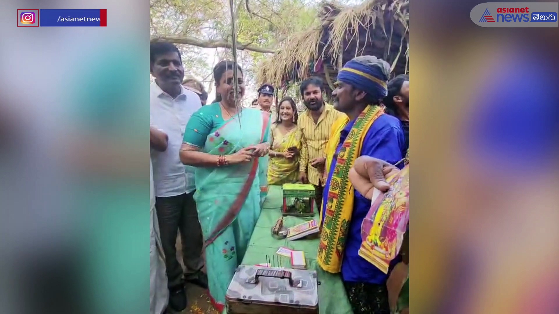 చిలకజోస్యం చెప్పించుకున్న మంత్రి రోజా... ఆమె జాతకం ఎలా వుందంటే...