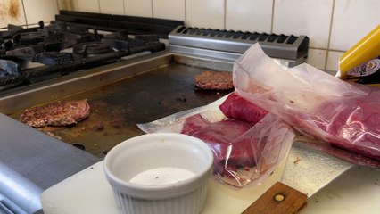 "La viande est passée de 8 à 13€ le kilo" : la double peine des restaurateurs