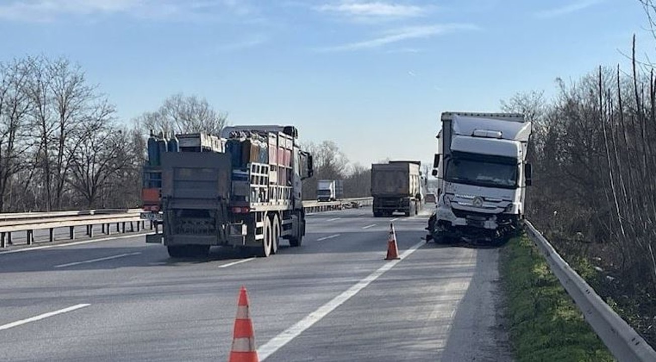 TIR, otoyolda karşı şeride geçip 5 otomobile çarptı, 1 yaralı