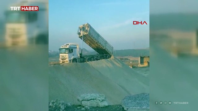 Hafriyat kamyonunun damperi devrildi, sürücü saniyelerle kurtuldu