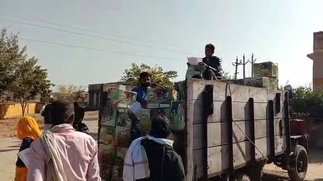 दौसा. नि:शुल्क चूल्हे लेने के लिए उमड़ी ग्रामीणों की भीड़