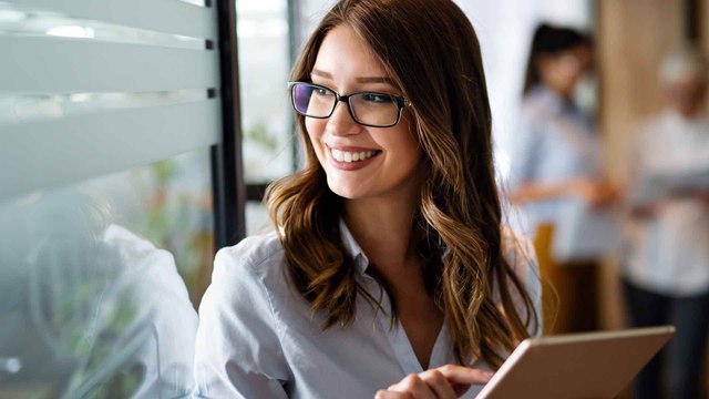 Auf der Überholspur: Diese 3 Sternzeichen sind echte Überflieger im Job