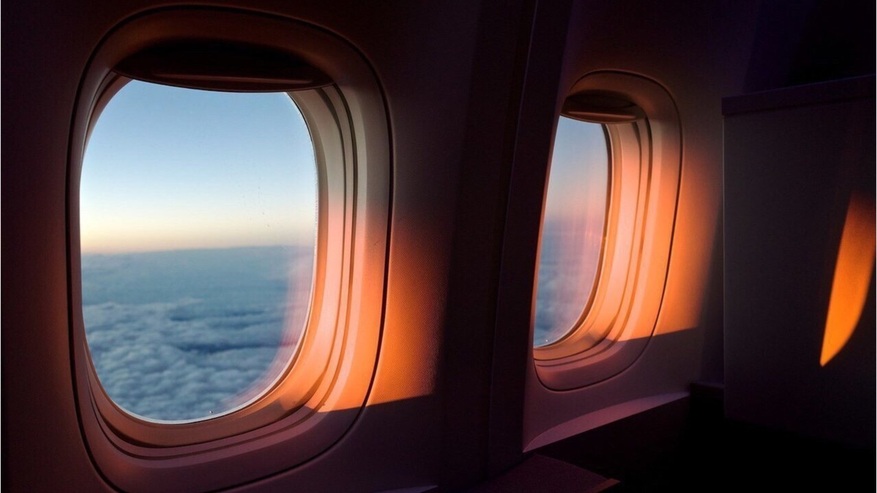 Bei Start und Landung: Warum müssen die Fenster im Flugzeug dabei immer geöffnet bleiben?