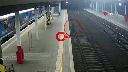 Korkunç an kamerada! İzmarit toplamak için raylara indi, ölümden döndü