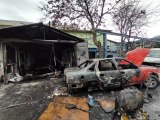 Zeytinburnu'nda otomobil ve tamirhane alev alev yandı