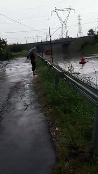 Caminhão de Bombeiros pifa durante enchente e socorristas são resgatados de bote