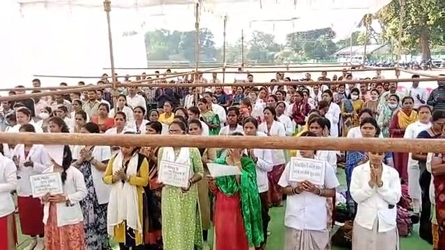 पांच दिवसीय धरने पर बैठे संविदा कर्मचारी, मांगों के समर्थन में किया हनुमान चालीसा का पाठ, देखें Video