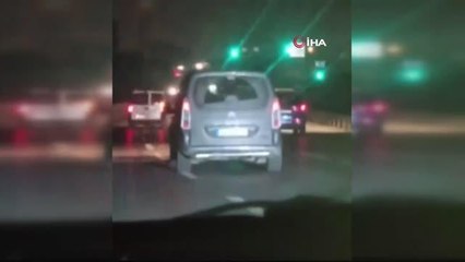 Araç içerisinde kavga edip trafikte tehlike saçtılar... O anlar kamerada