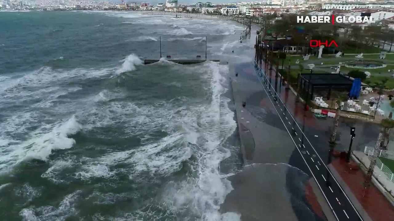 Büyükçekmece'de denizde oluşan dev dalgalar korkuttu