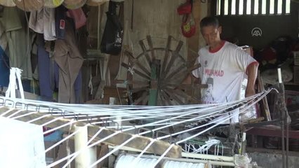 Endonezya'da geleneksel aletlerin kullanıldığı iplik eğirme fabrikası