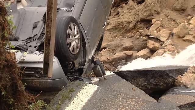 Salva la vida milagrosamente tras producirse un gran socavón en una carretera de Pontevedra