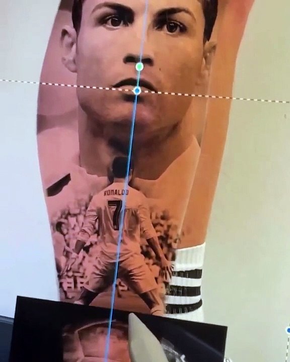 Il se fait tatouer Messi et Ronaldo sur la jambe... Gros fan de foot