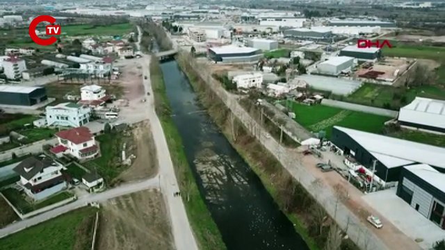 İzmit Körfezi'ne akan dere siyaha büründü