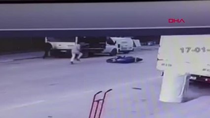 DEVRİLİP KAMYONETE ÇARPAN MOTOSİKLETİN SÜRÜCÜSÜ YARALANDI; KAZA KAMERADA