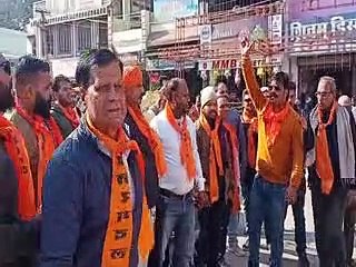 ऐसा क्या हुआ कि सड़क पर उतर किया विरोध