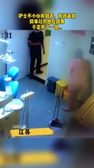 美女護士夾傷手痛到跳，男同事以為姑娘要鬥舞，果斷配合跳起來。Beauty nurse pinch hand pain to jump, colleagues thought the fight dance jump up.