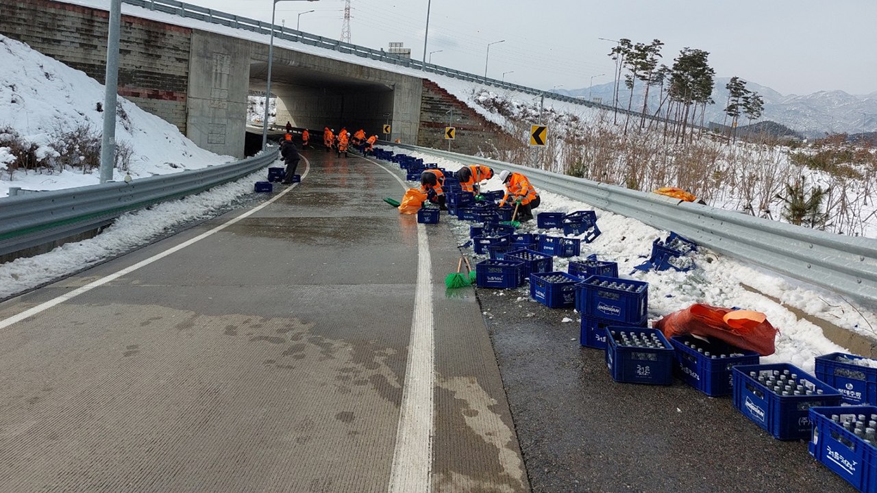 고속도로 달리던 화물차에서 소주 수백 병 '와르르' ...일대 도로 2시간 통제 / YTN