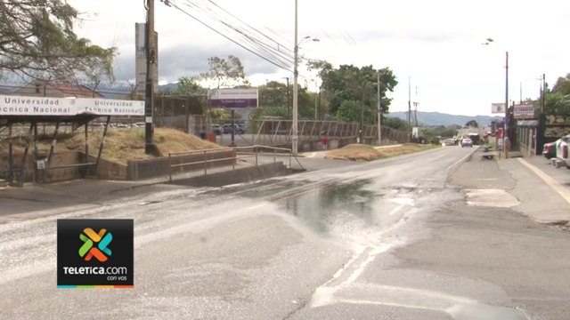 tn7-enorme-fuga-de-agua-provoca-malos-olores-e-incomodidad-a-vecinos-de-alajuela-170123