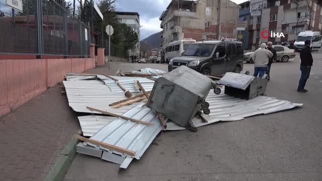 Şiddetli lodos hayatı felç etti...Çatılar uçtu, vatandaşlar yürümekte güçlük çekti