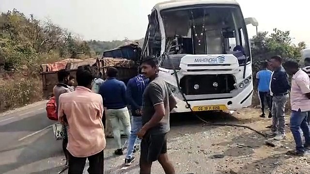 बस और ट्रक की आमने-सामने की टक्कर में पांच घायल, ओवरटेक करते समय हुई घटना