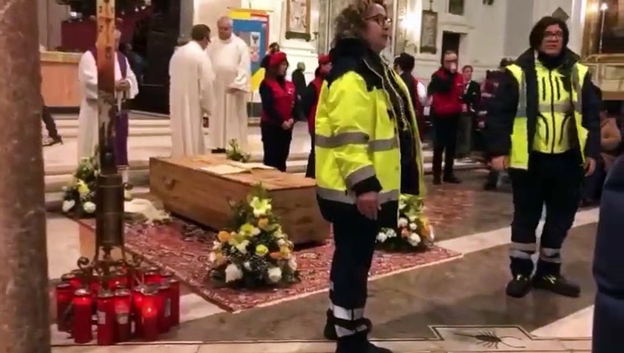 L'addio di Palermo a Biagio Conte, applausi e lacrime: «Grazie per il tuo esempio»