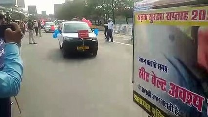 कार को सजाया बलून से और कहा सीट बेल्ट लगाना है जरूरी