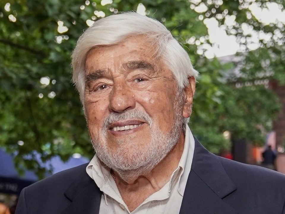 Schauspieler Mario Adorf verabschiedet sich von Gina Lollobrigida