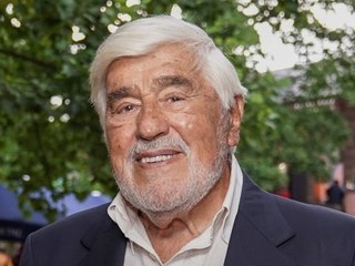 Schauspieler Mario Adorf verabschiedet sich von Gina Lollobrigida