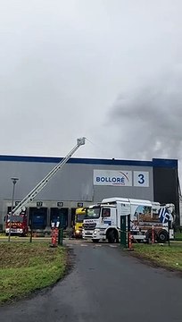 Plusieurs dizaines de pompiers sont encore mobilisés sur l'incendie de l'entrepôt Bolloré Logistics.