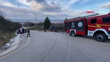 KOCAELİ'DE TURİSTLERİ TAŞIYAN MİNİBÜS DEVRİLDİ: 7 YARALI