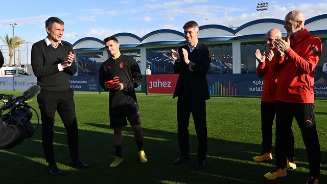 Díaz rewarded for his 100 appearances in Rossonero