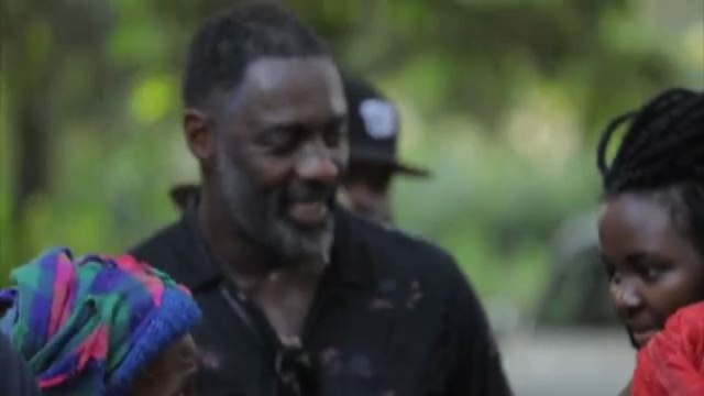 Idris Elba e la moglie Sabrina Dhowre premiati a Davos