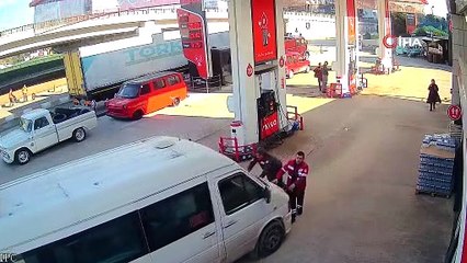 Akaryakıt istasyonunda araç alev aldı, facianın eşiğinden dönüldü