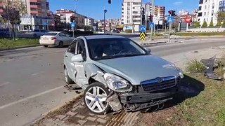 Samsun'da kavşakta iki otomobil çarpıştı: 4 yaralı