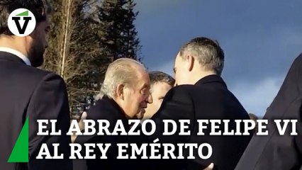Así fue el cariñoso abrazo entre Felipe VI y Juan Carlos I en el entierro de Constantino de Grecia