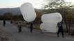 Faute d’infrastructures, ces Pakistanais transportent leur gaz dans des sacs en plastique