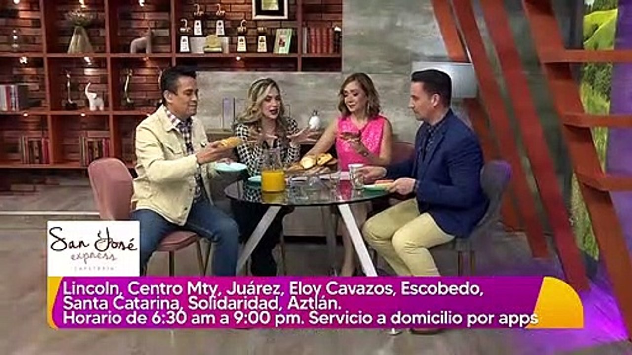 Hombre sin pierna ayuda a su esposa en silla de ruedas