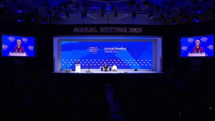 الاتحاد الأوروبي يندد من دافوس بالمحاولات الخارجية لجذب صناعاته الخضراء