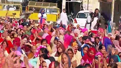 जब आंगनबाड़ी महिलाओं ने दिखाई ताकत तो बाहर दौड़े आए अफसर