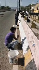 अलवर में ओवर ब्रिज पर चित्रकारी की तैयारी दूसरी और थापे जा रहे है गोबर के उपले,देखे वीडियो