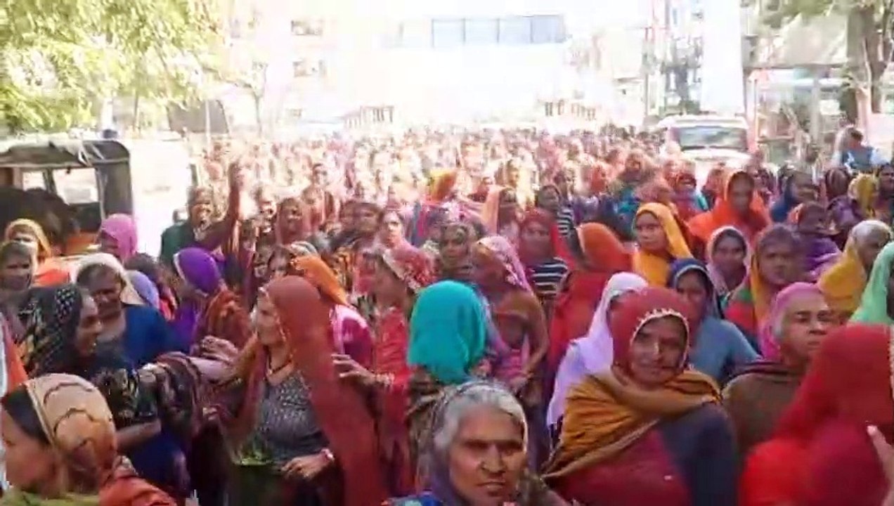 सरपंचों व नरेगा श्रमिकों का प्रदर्शन, मानव शृंखला से जताया विरोध