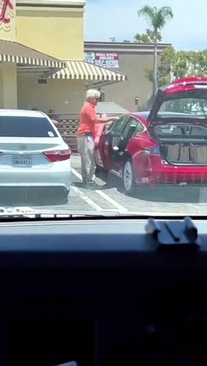 Quand tu ne veux pas qu'on raye ta voiture sur le parking... malin